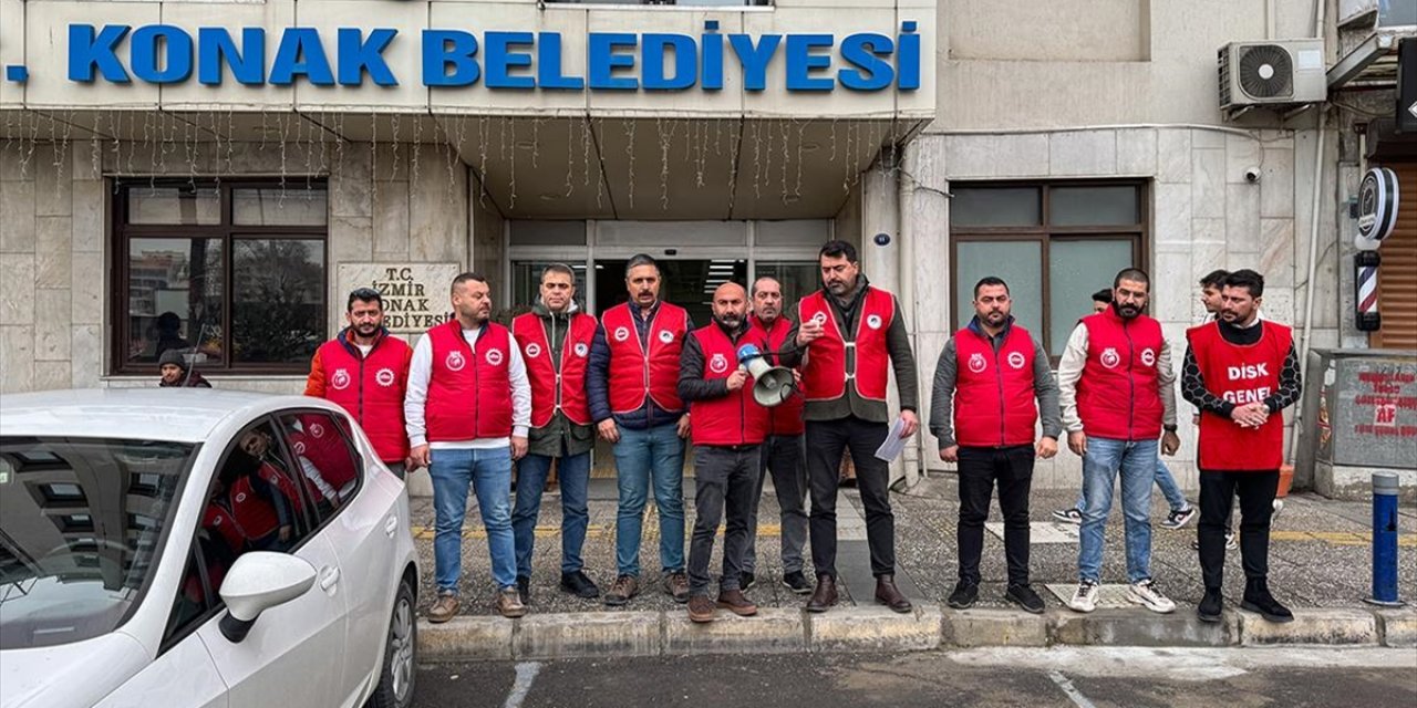 İzmir'de Maaşları Eksik Yatan Konak Belediyesi Çalışanları "Uyarı Eylemi" Yaptı