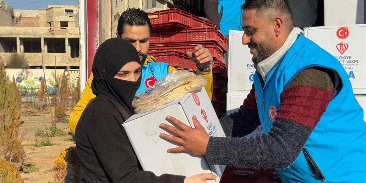 Yermuk Mülteci Kampı'ndaki Filistinliler Yaşamlarını İnsani Yardımlarla Sürdürüyor