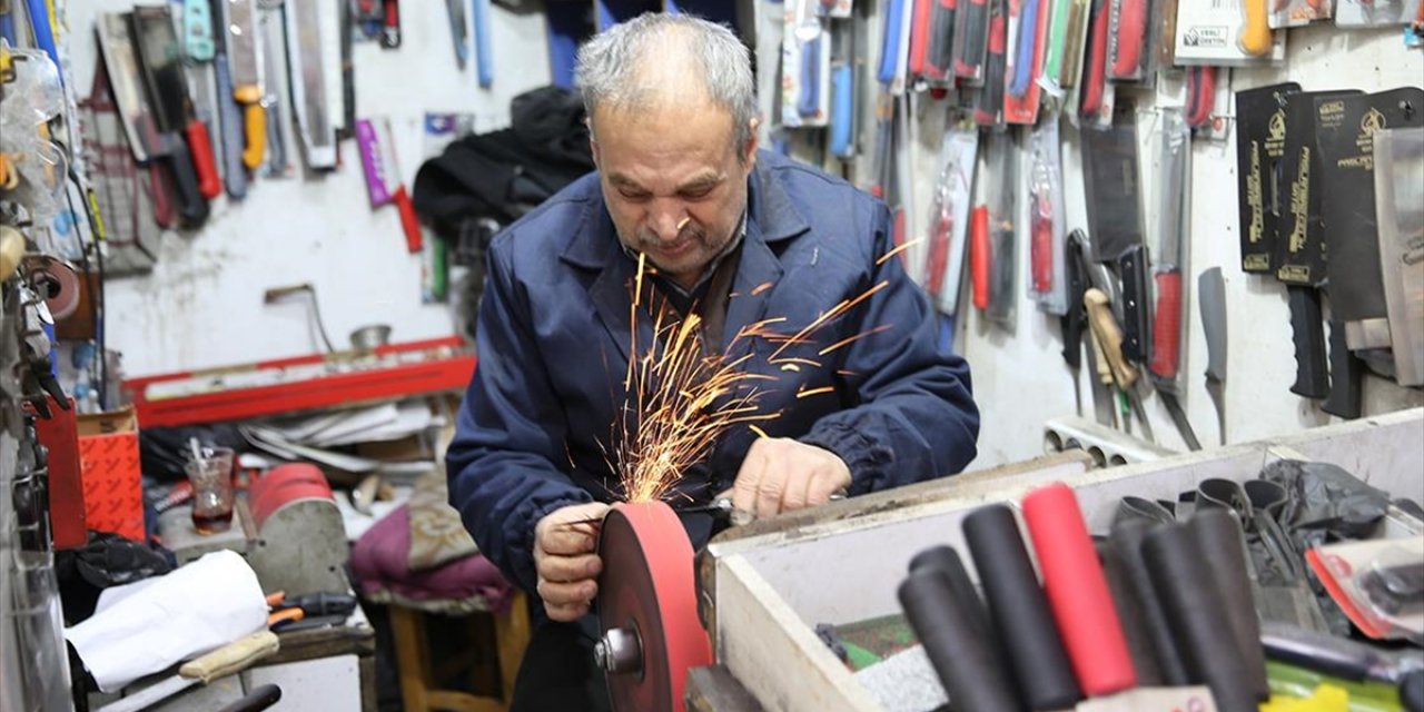 Şanlıurfa'da 4 Metrekarelik Dükkanda Üç Kuşaktır Bıçakçılık Yapıyorlar