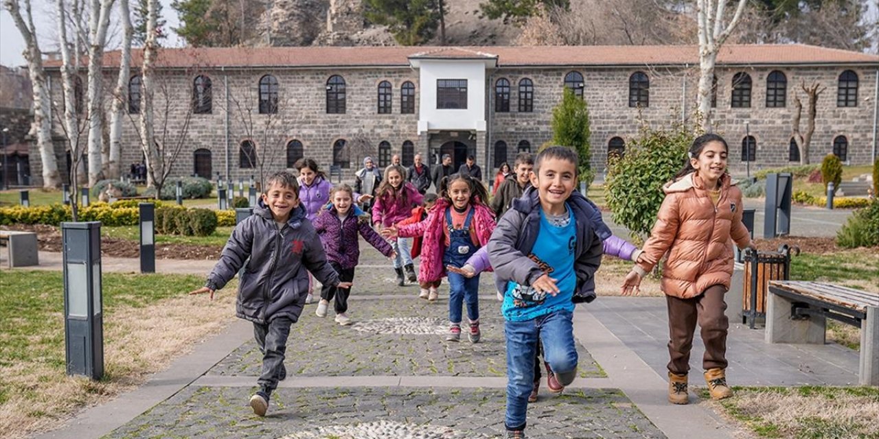 Hicran Öğretmen Çektiği Videoyla Kırsaldaki Öğrencilerinin Hayallerini Gerçekleştirdi