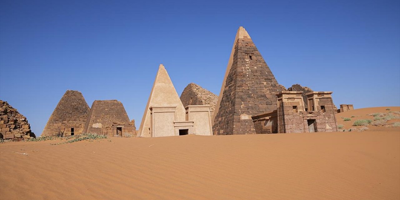 Sudan'da Çatışmalara Rağmen Ayakta Kalan Piramitler Tarihe Işık Tutuyor