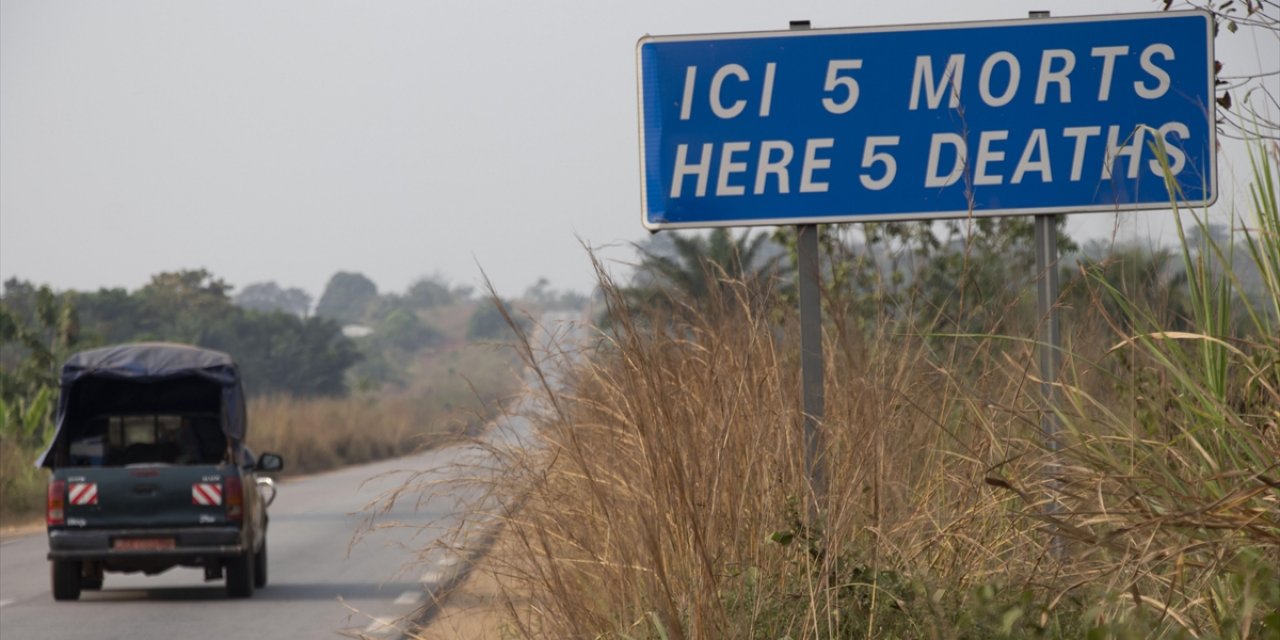 Kamerun'da Sürücüler, Kazalarda Ölenlerin Sayısının Yer Aldığı Levhalarla Uyarılıyor