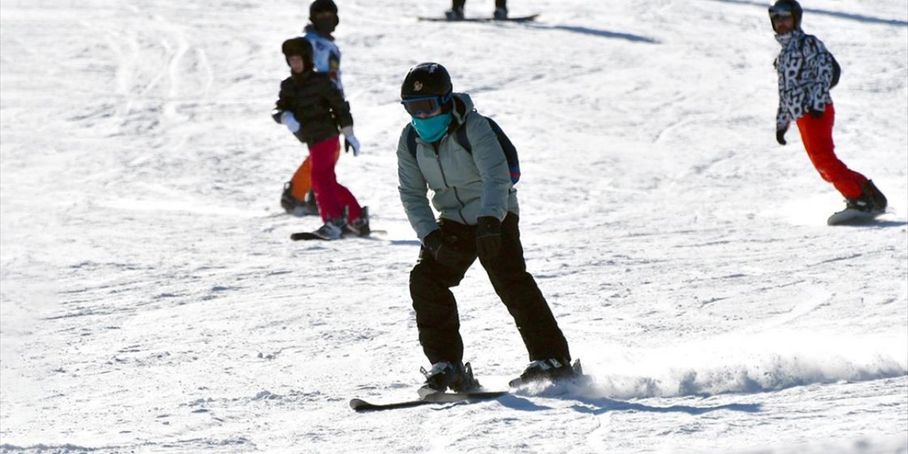 Orman İçinde Kristal Karıyla Sarıkamış Kayak Merkezi Sömestir Tatiline Hazır