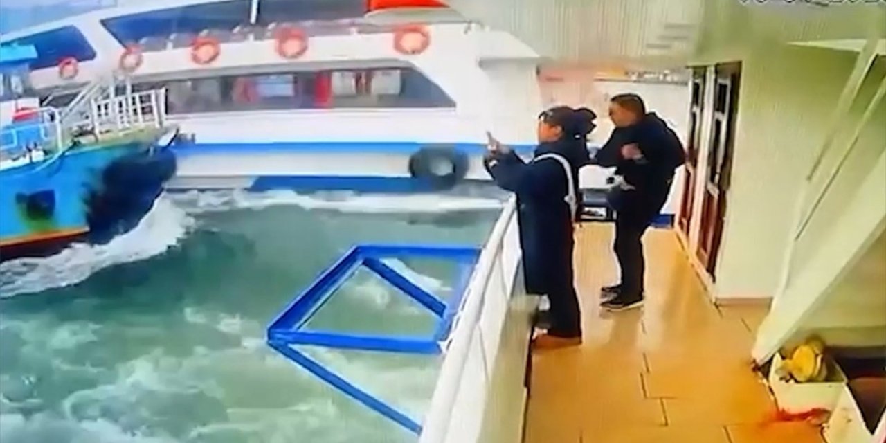 Haliç'te Seyir Halindeki Teknelerin Çarpışması Kamerada