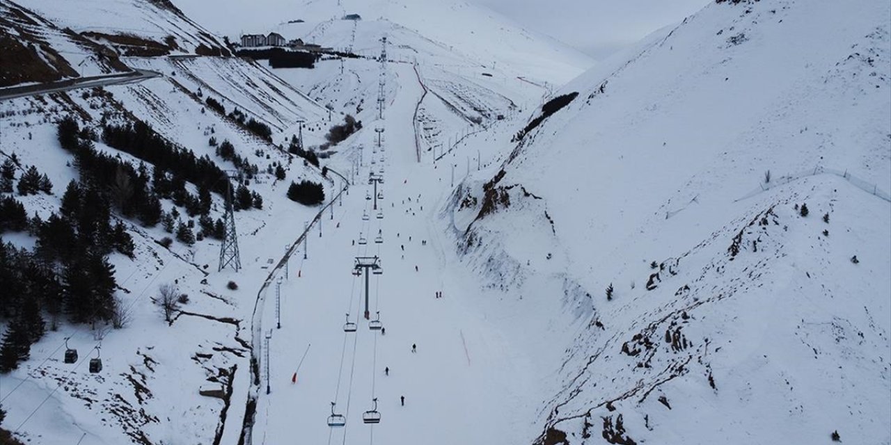 Sömestirin İlk Gününde Kayakseverler En Fazla Karın Olduğu Palandöken'e Akın Etti