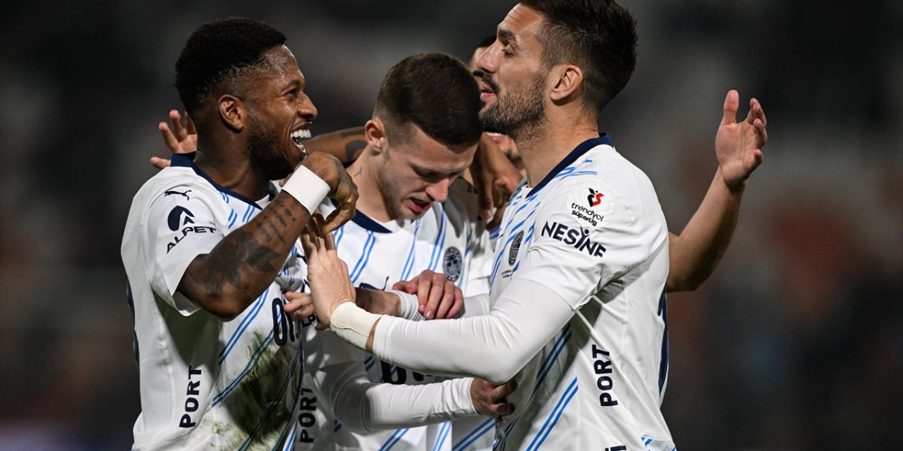 Fenerbahçe, Adana'dan 3 Puanla Dönüp Zirveyle Farkı 6'ya İndirdi