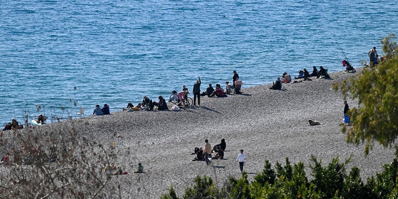 Antalya'da Güneşli Havayı Fırsat Bilenler Sahillerde Yoğunluk Oluşturdu