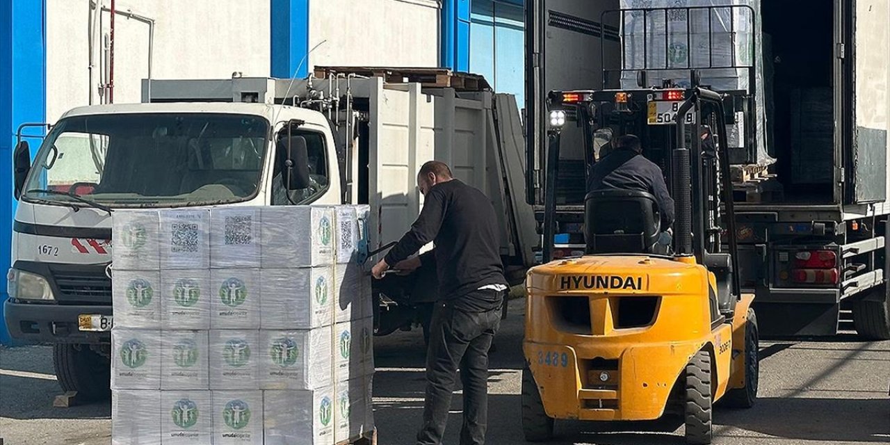 Türk Yardımları Ateşkesin İlk Gününde Ürdün'den Gazze'ye Ulaştırılmak Üzere Tırlara Yükleniyor