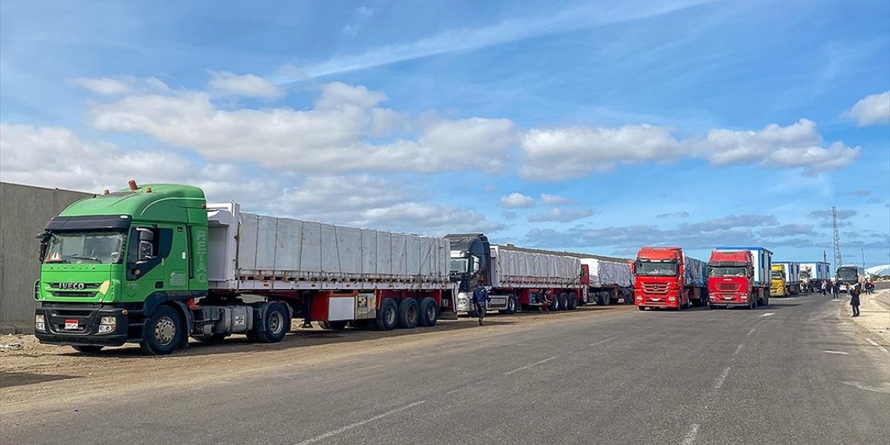 Ateşkesin Ardından Gazze'ye Yardım Tırları Girmeye Başladı