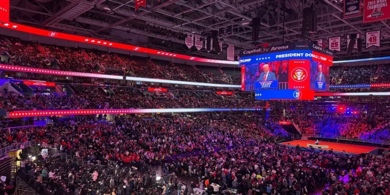 Donald Trump, İlk Mesajlarını Başkanlık Mitinginde Verdi