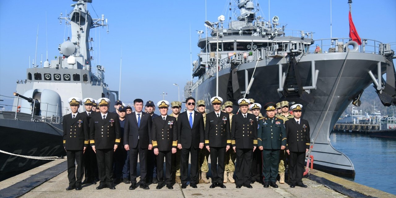 Moğolistan Cumhurbaşkanı Ukhnaa, TCG Işın Gemisine Ziyarette Bulundu