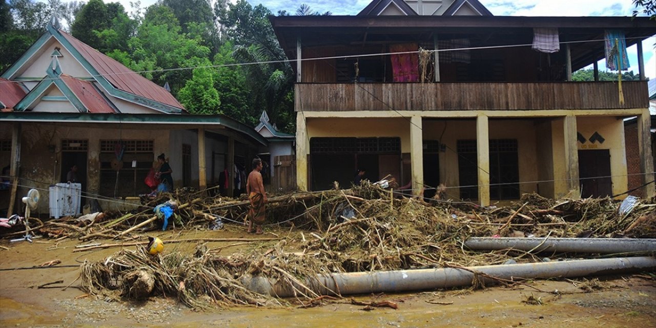 Endonezya'da Sel ve Toprak Kayması Nedeniyle 16 Kişi Öldü, 8 Kişi Kayboldu