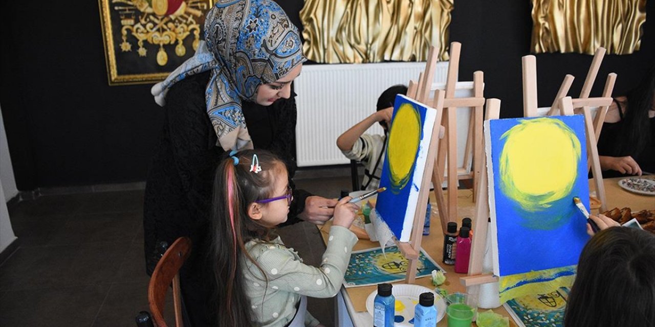 Depremzede Ressam Kurduğu Sanat Atölyesiyle Dünyasını Renklendirmeyi Sürdürüyor