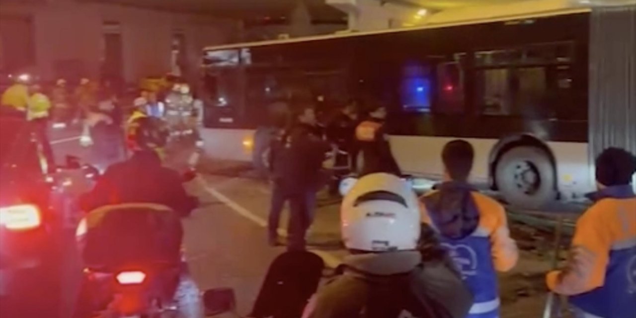 İstanbul'da Kontrolden Çıkan Metrobüs 4 Otomobile Çarptı