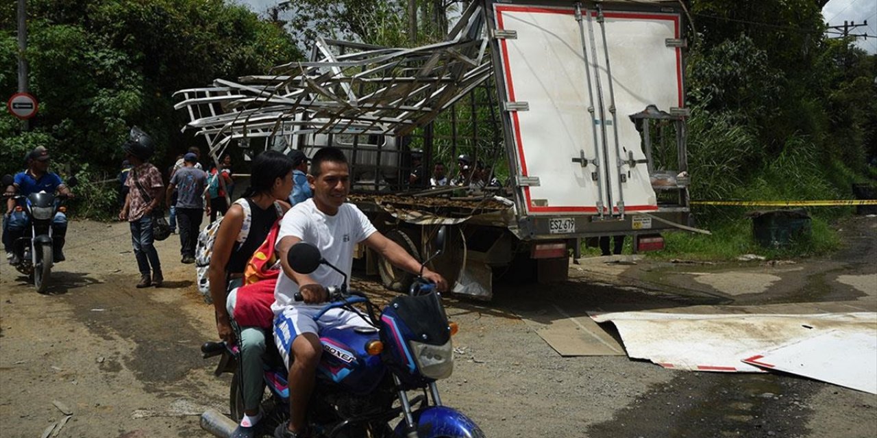 Kolombiya'da Silahlı Gruplar Arasındaki Çatışmalarda Yerinden Edilenlerin Sayısı 32 Bini Aştı
