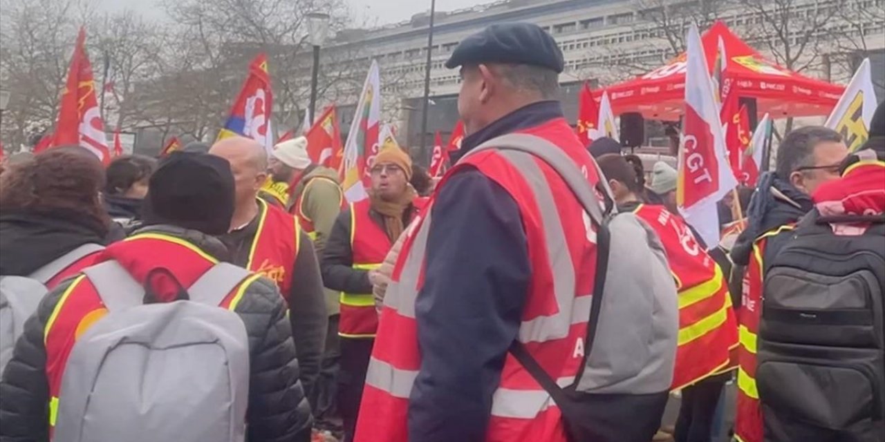 Paris'te Toplu İşten Çıkarmalara Karşı Gösteri Düzenlendi