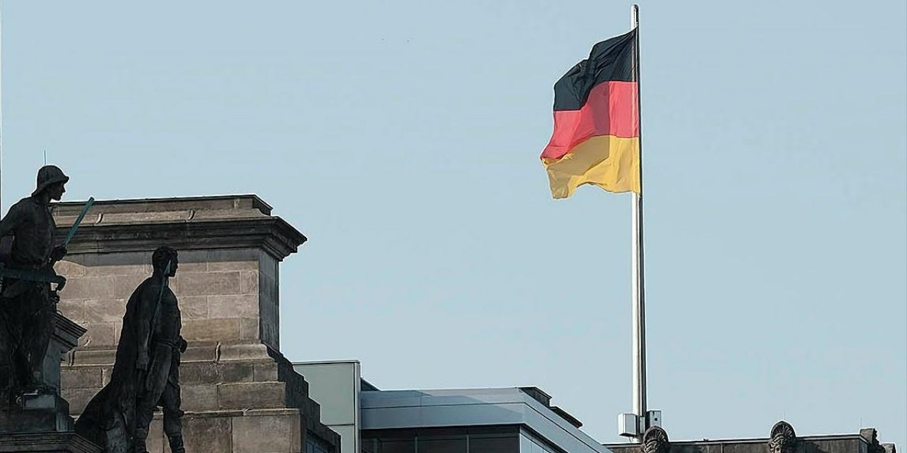 Almanya'da Yapılan Ankete Göre Hristiyan Birlik (CDU/CSU) Partileri Genel Seçim Yarışında Önde