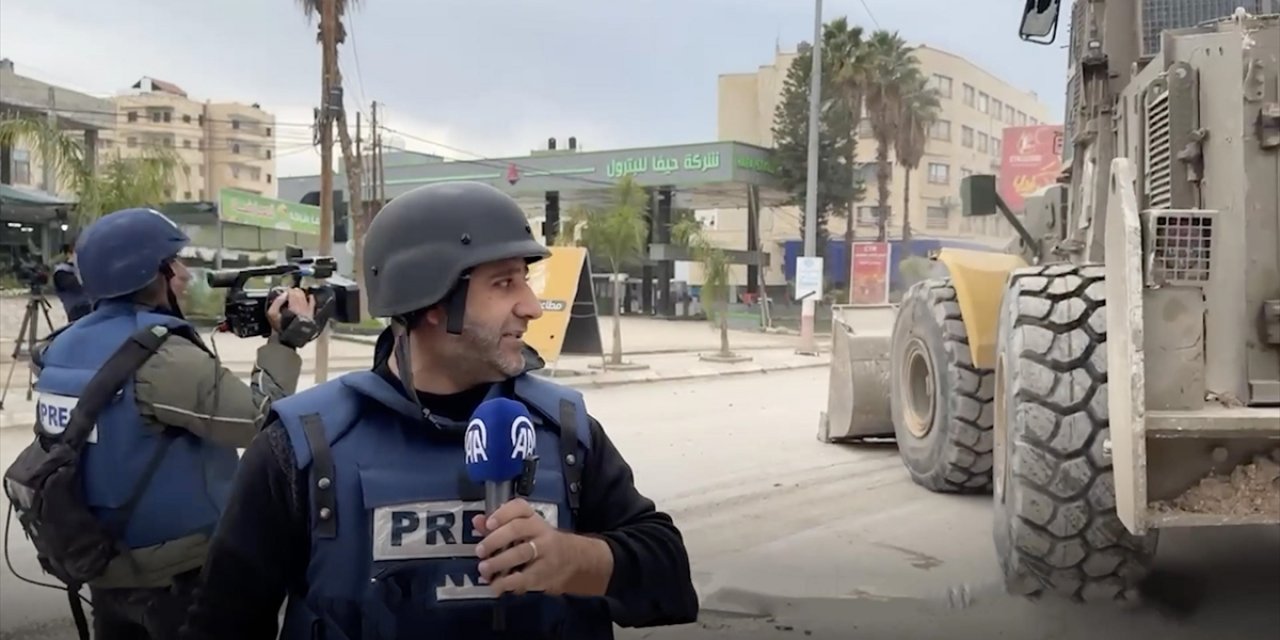 İsrail Ordusu Cenin'de Anadolu Ajansı Muhabirlerinin Üzerine İş Makinelerini Sürdü