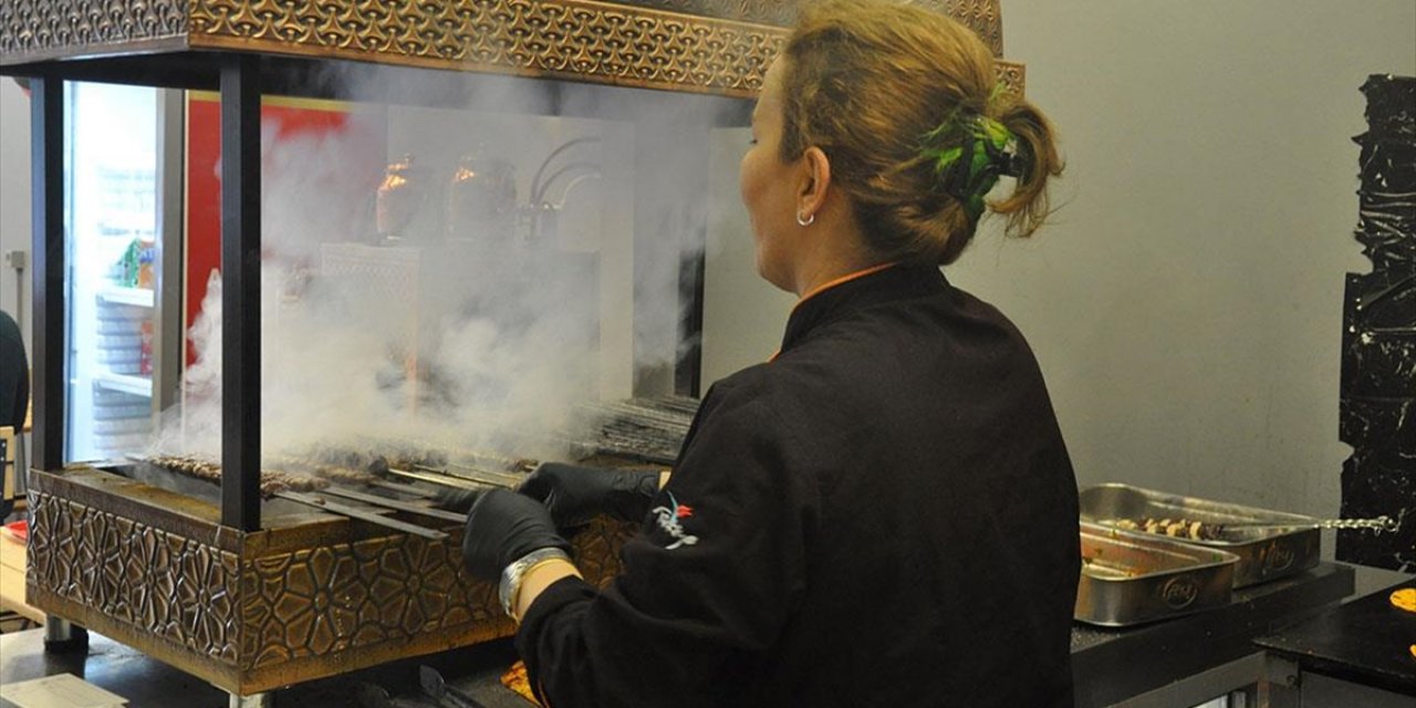 Kadın Kebap Ustası 15 Yıl Önce Başına Geçtiği Ocağından Ayrılamıyor