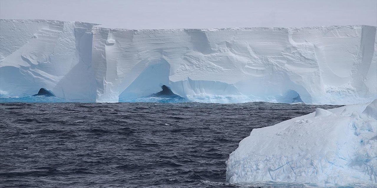 Dünyanın En Büyük Buz Dağı, Atlantik Açıklarında Bir Adaya Çarpabilir