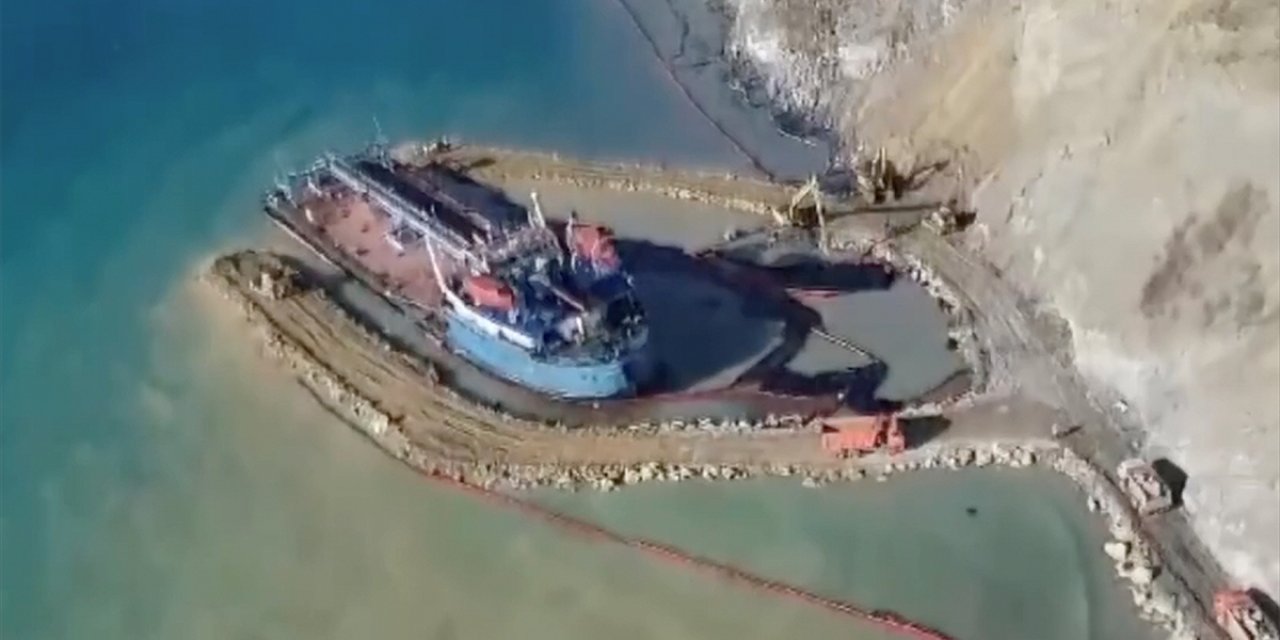 Kerç Boğazı'nda Rus Gemilerinden Sızan Petrolün Çevre İçin Oluşturduğu Tehlike Sürüyor