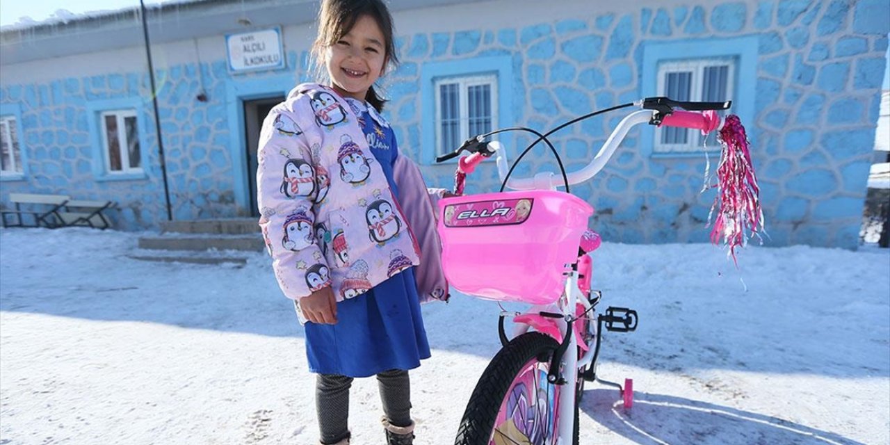 İzmir'deki Kadın Öğretmenler Doğu'daki Köy Çocuklarının Bisiklet Hayalini Gerçekleştirdi