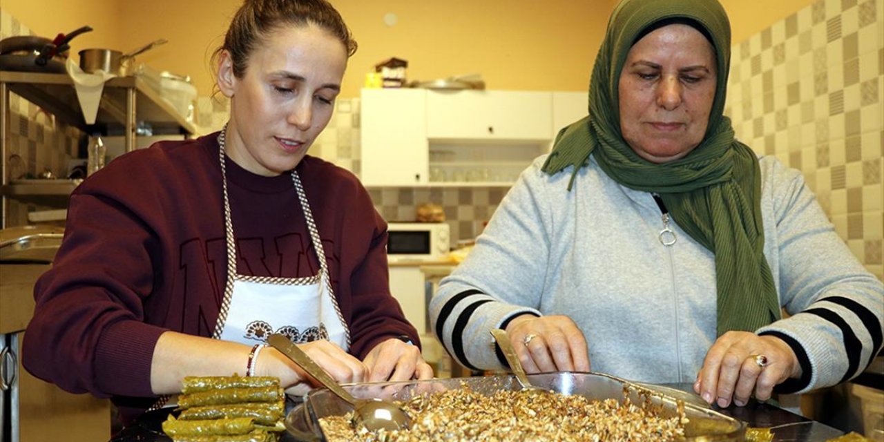 Yaptıkları Yöresel Ürünler Beğenilen Anne İle Kızı Bileziklerini Satarak İş Yeri Açtı