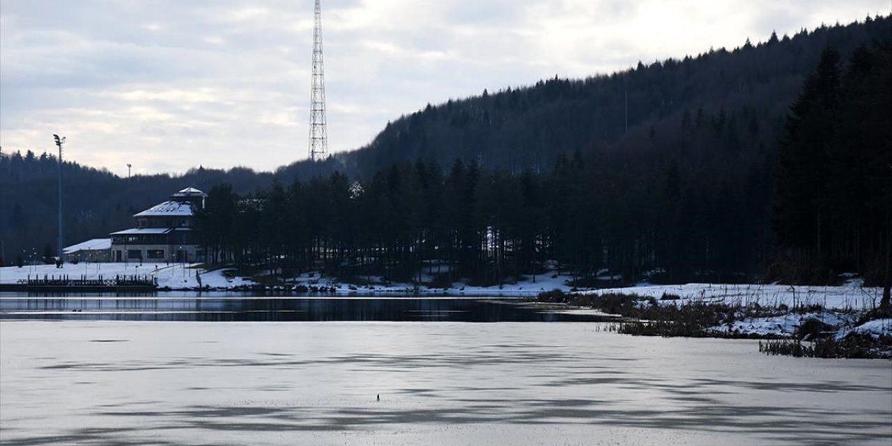 Topuk Yaylası Göleti'nin Yüzeyi Kısmen Buzla Kaplandı