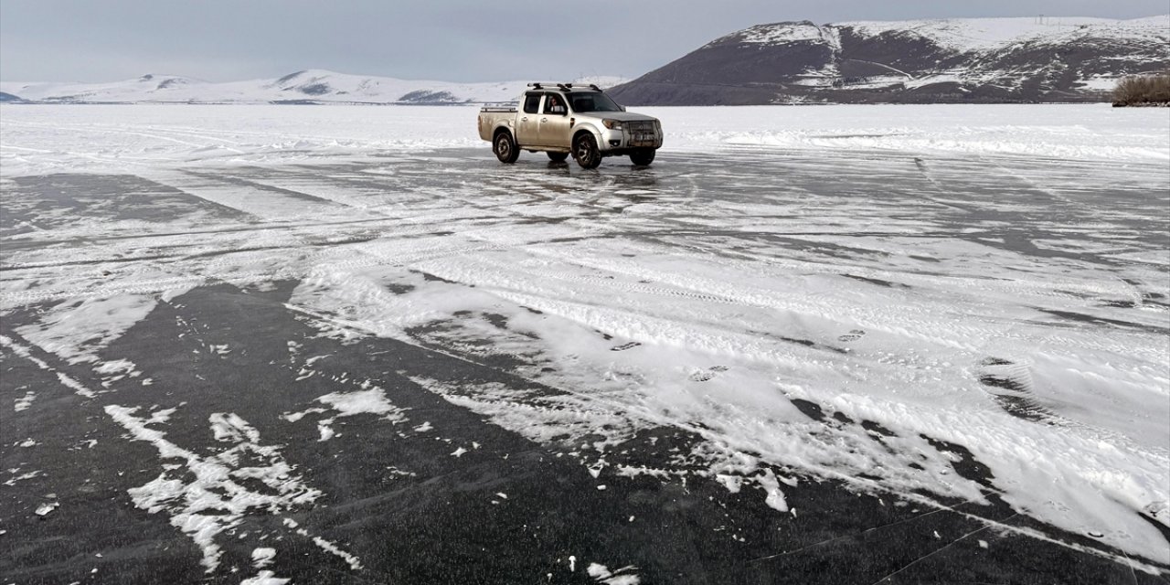 Arazi Aracıyla Buzla Kaplı Çıldır Gölü Üzerinde Gezinti Yaptı