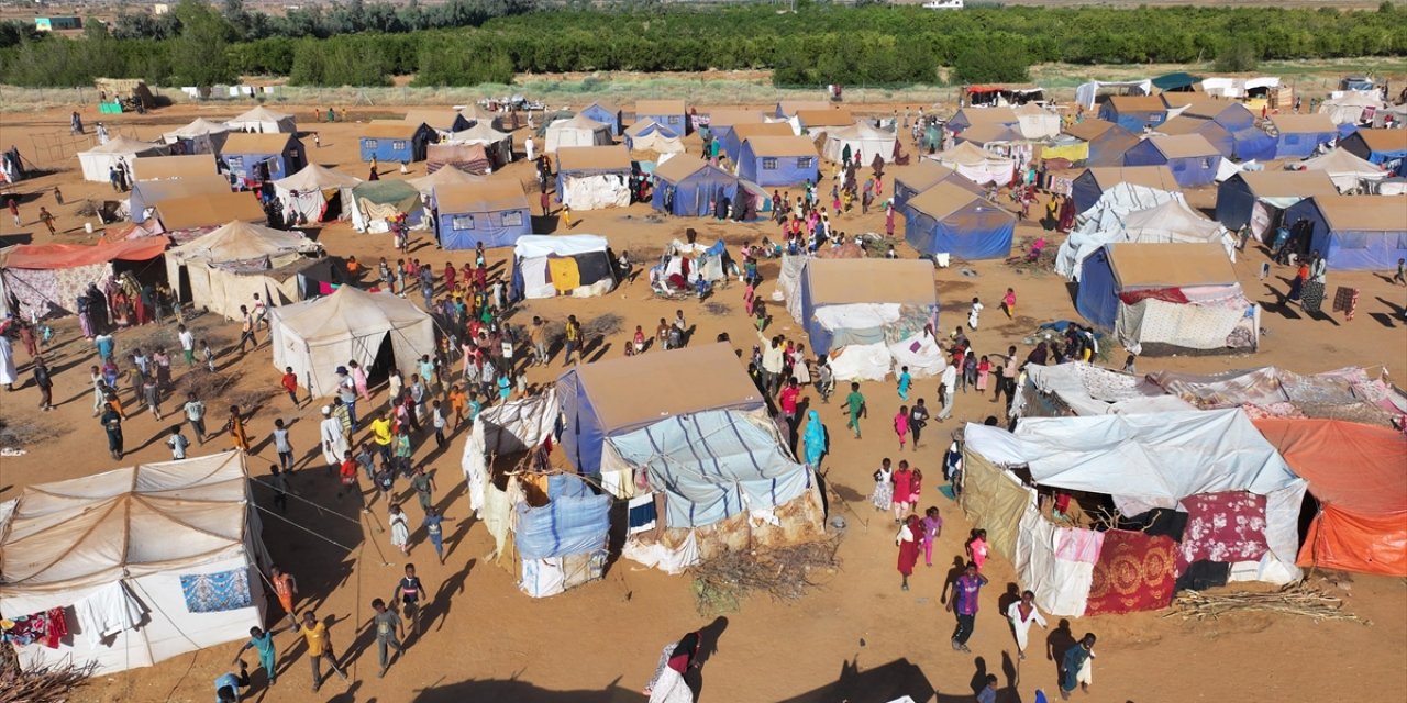 AA, Çatışmalardan Kaçan Sudanlıların Yaşam Mücadelesi Verdiği Kampı Havadan Görüntüledi