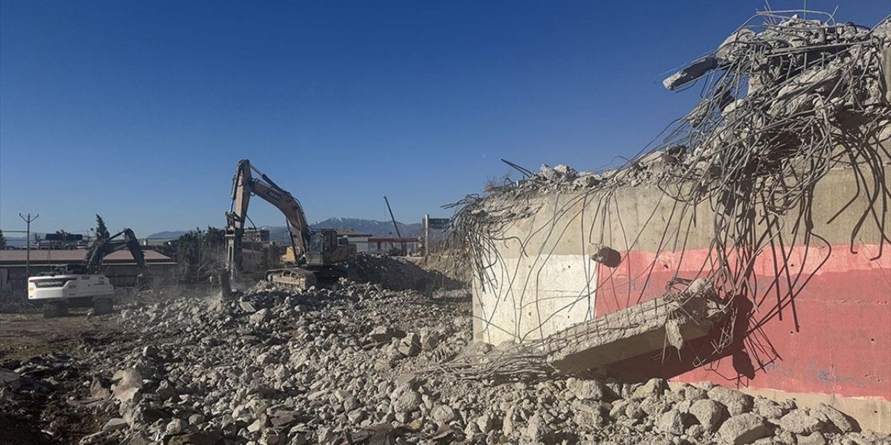 Kahramanmaraş'ta Hasarlı Binaların Yıkımı Devam Ediyor