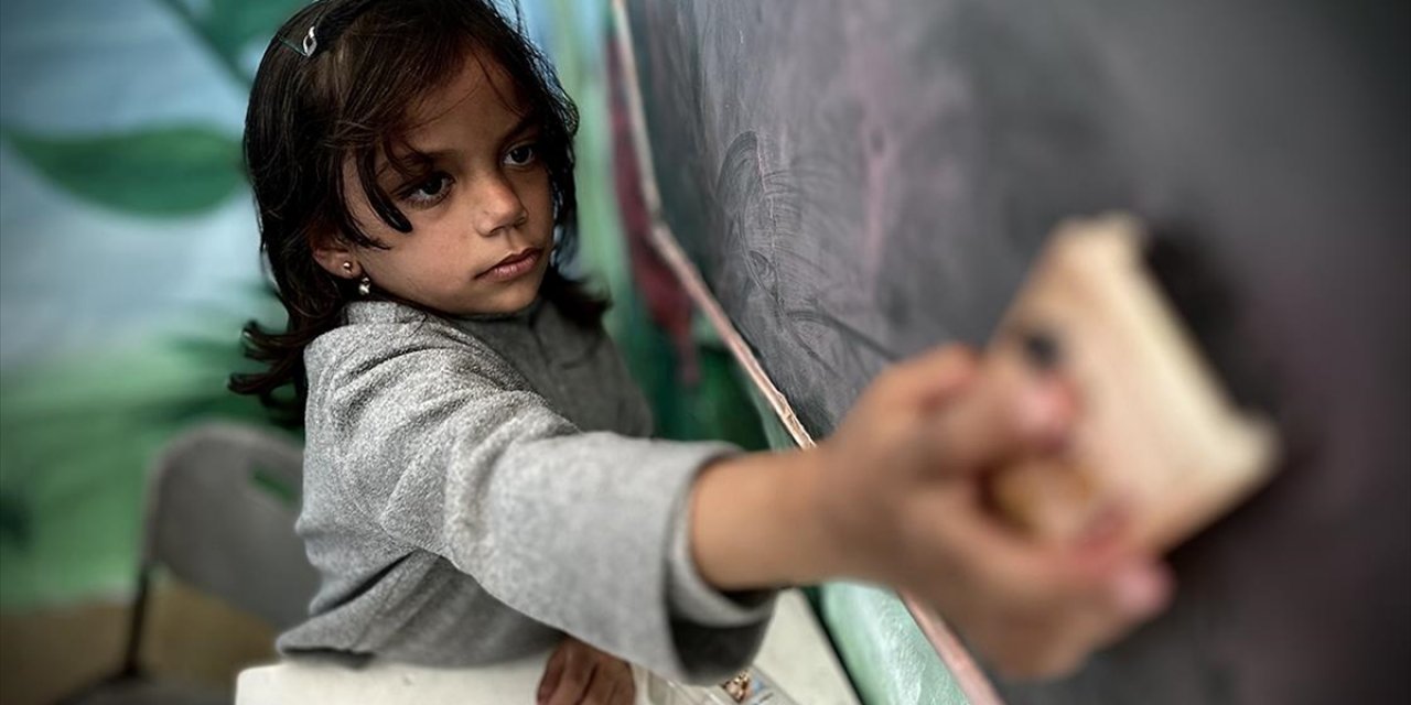 İsrail, Düzenlediği Sistematik Saldırılarla Gazze'deki Eğitim Sistemini Yok Etti