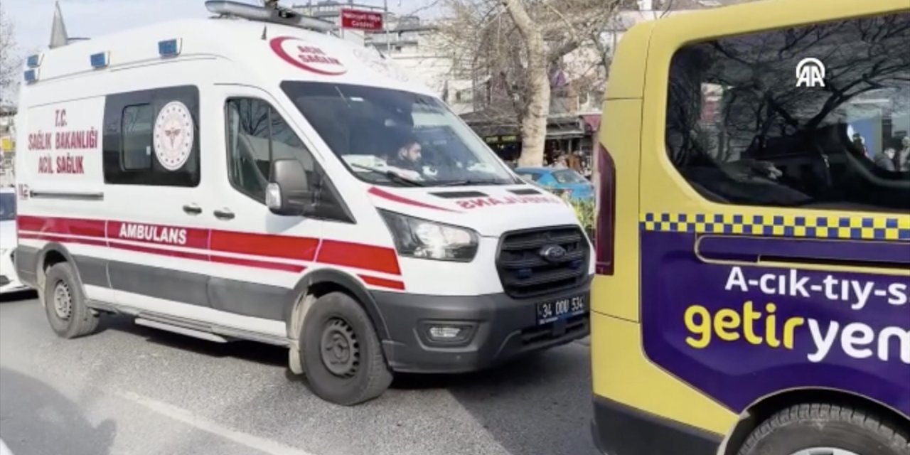 Yol Verilmeyen Ambulanstaki Sağlık Ekibi, Hastaya Koşarak Ulaşmak Zorunda Kaldı