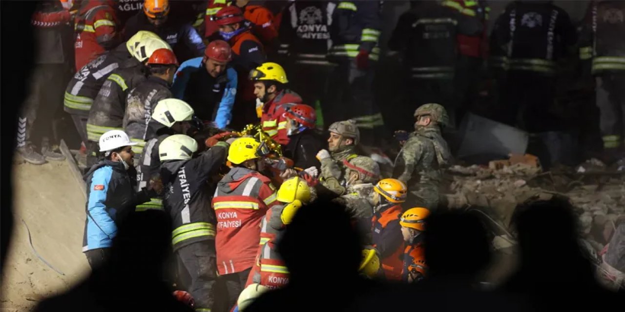 Konya'da Çöken Binada Toplam 5 Kişi Kurtarıldı, Enkaz Altındaki 2 Kişi Aranıyor