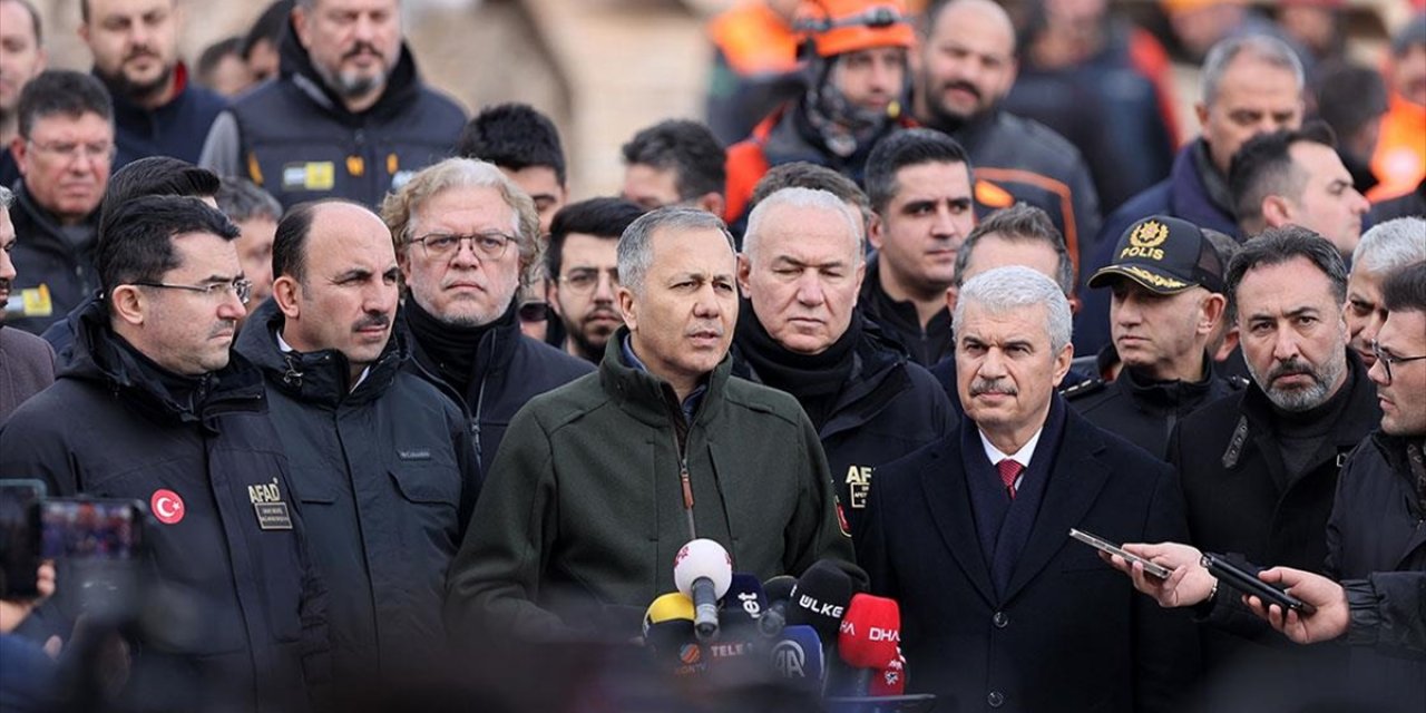 Bakan Yerlikaya: Kontrollü Şekilde Buradan Enkazı Kaldıracağız ve Bu Çalışmalarımızı Bitireceğiz