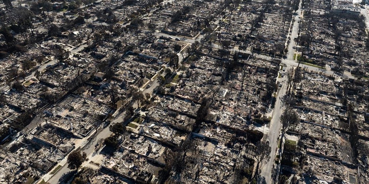 Trump, Orman Yangınlarının Yaşandığı Los Angeles'ın "bBombayla Vurulmuş Gibi" Olduğunu Söyledi