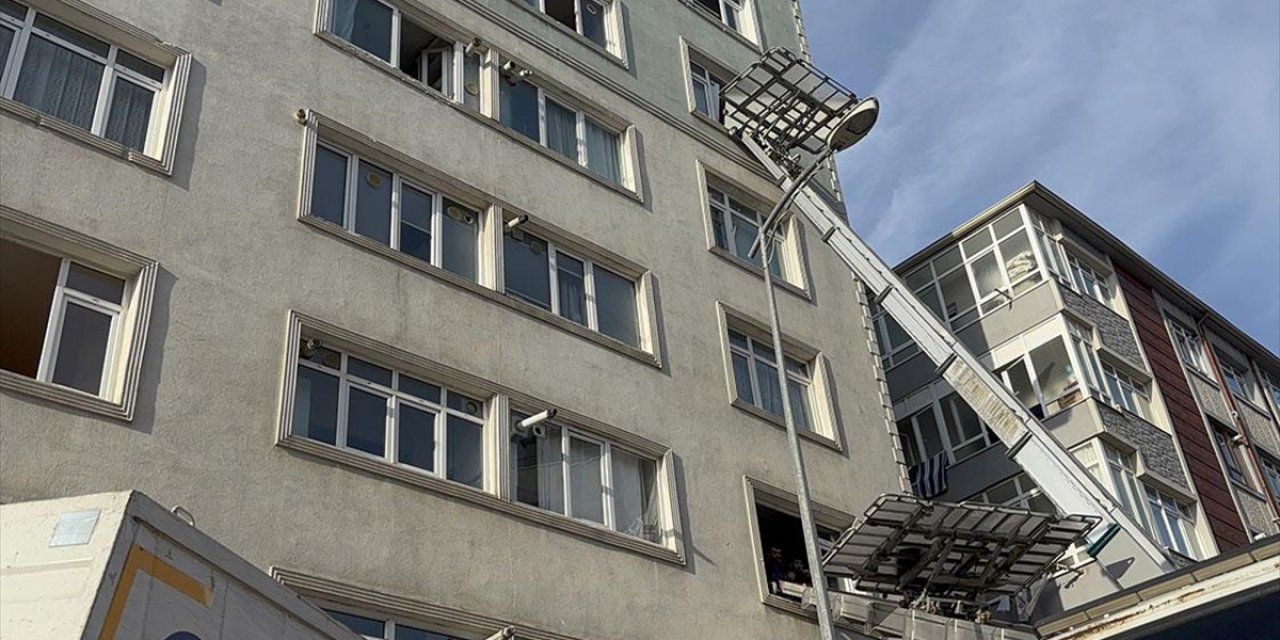 Kartal'da Bitişiğindeki İnşaat Çalışması Sırasında Çatlaklar Oluşan 7 Katlı Bina Tahliye Edildi