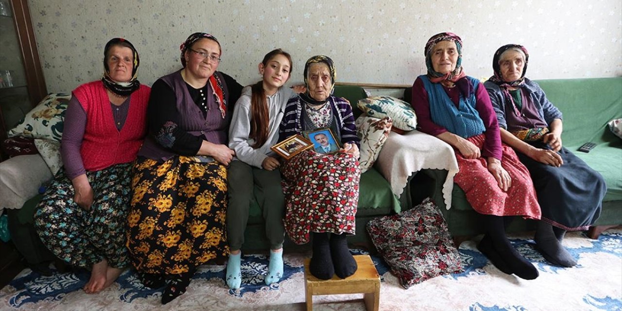 Asırlık Çınar "Çepni Nine" Torunlarının Torunlarıyla Anılar Biriktiriyor