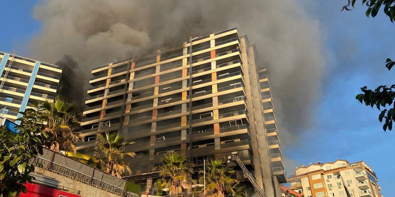 Alanya'da Tadilat Yapılan Otelde Çıkan Yangın Söndürüldü
