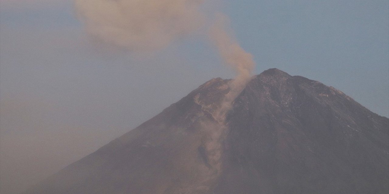 Endonezya'daki Semeru Yanardağı Patladı