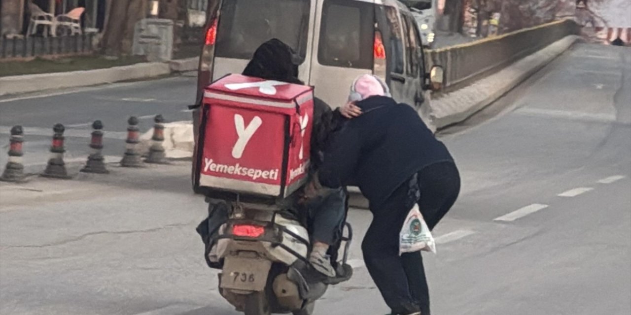 Edirne'de Kaykayla Tehlikeli Yolculuk Görüntülendi