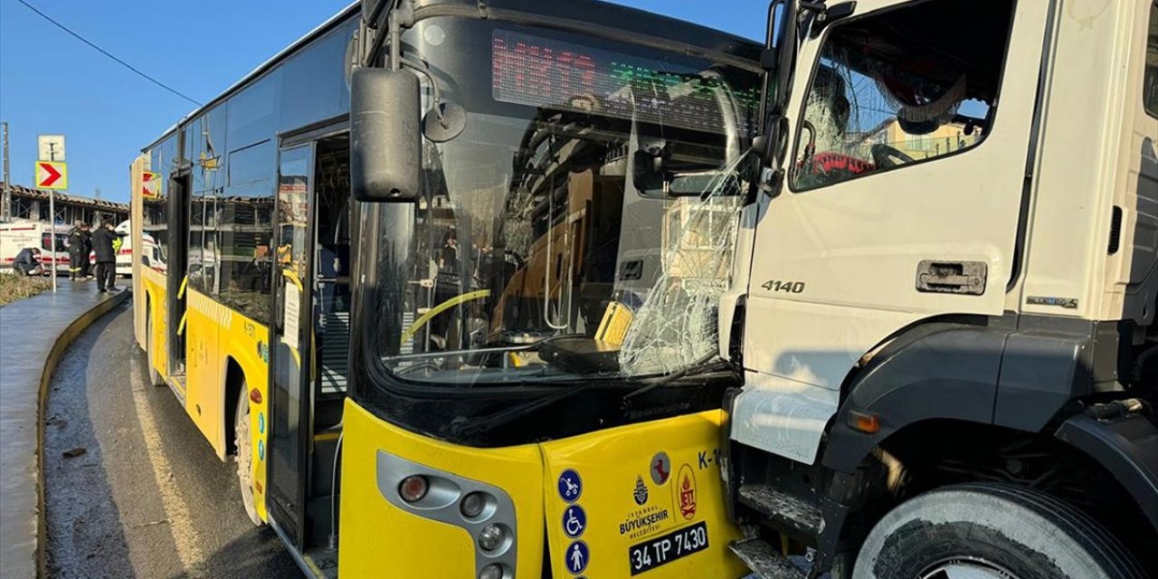 Başakşehir'de Aynı Caddede İETT Otobüslerinin Karıştığı 2 Ayrı Kaza Meydana Geldi
