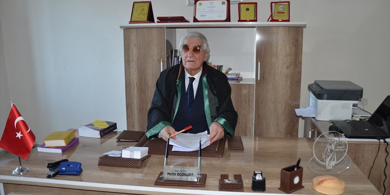 Emekli Öğretmen 79 Yaşında Hukuk Fakültesini Bitirip Avukatlık Hayaline Kavuştu