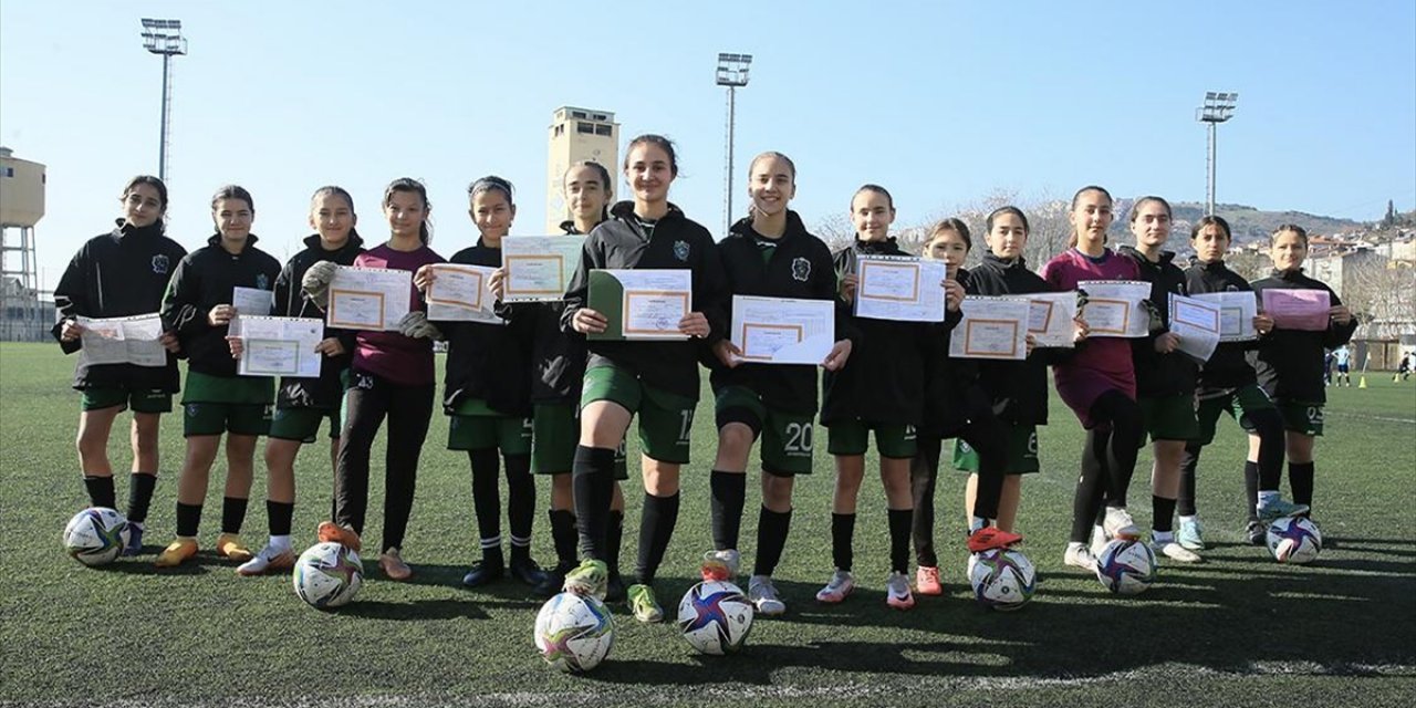 Yeşil Sahanın Şampiyon Kızları, Okul Sıralarında da Zirvede