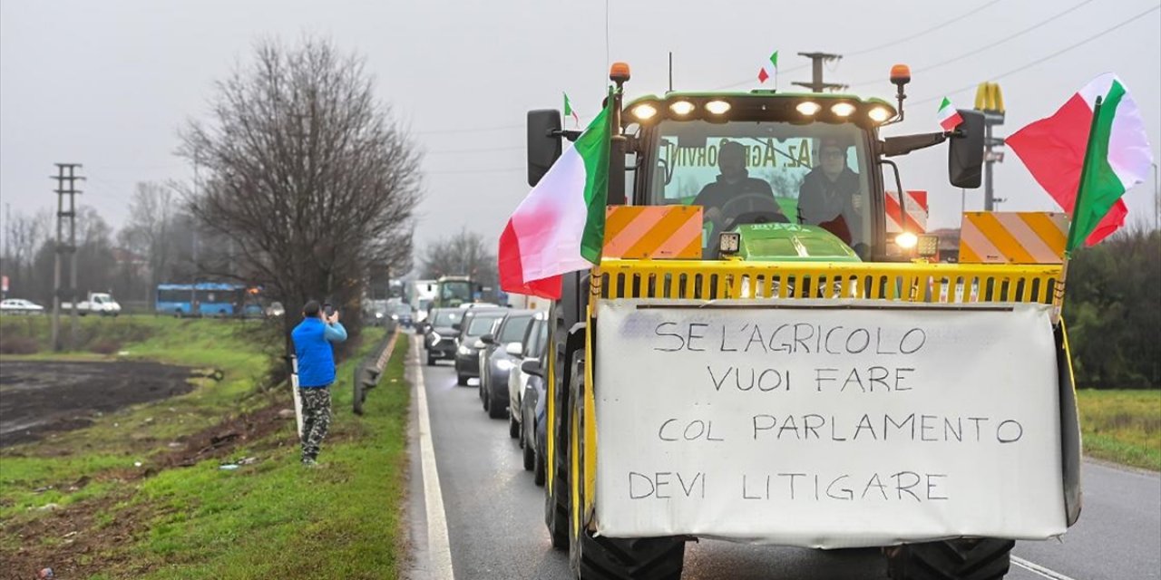 İtalya'da Çiftçiler, Traktörleriyle Konvoy Oluşturarak Hükümeti Protesto Etti