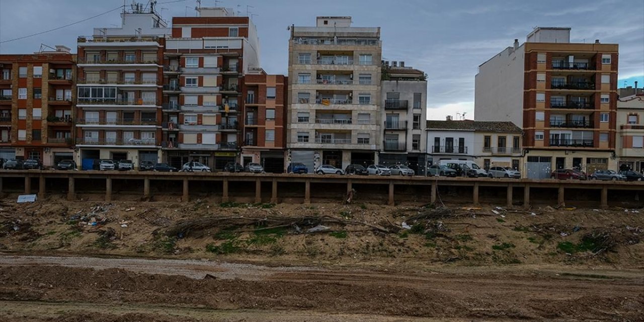 Valensiya'da Selden Zarar Gören Araçların Toplandığı Alan Adeta Araba Mezarlığına Döndü