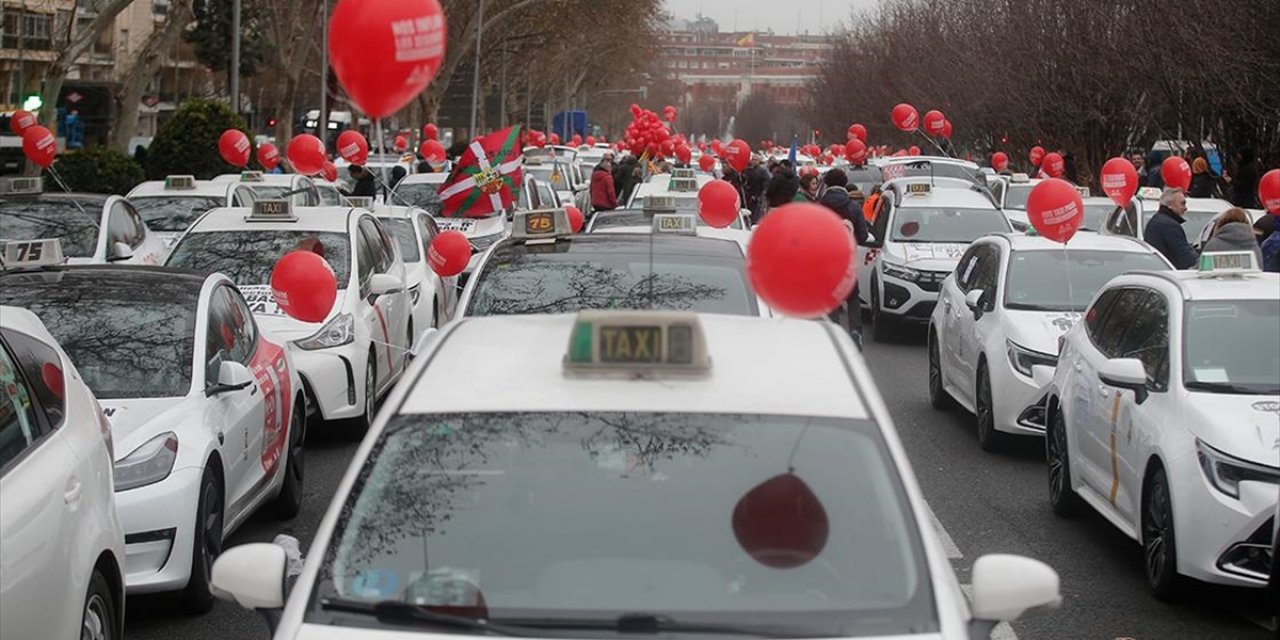 İspanya'da Taksiciler Artan Sigorta Poliçelerine Karşı Madrid'de Eylem Yaptı