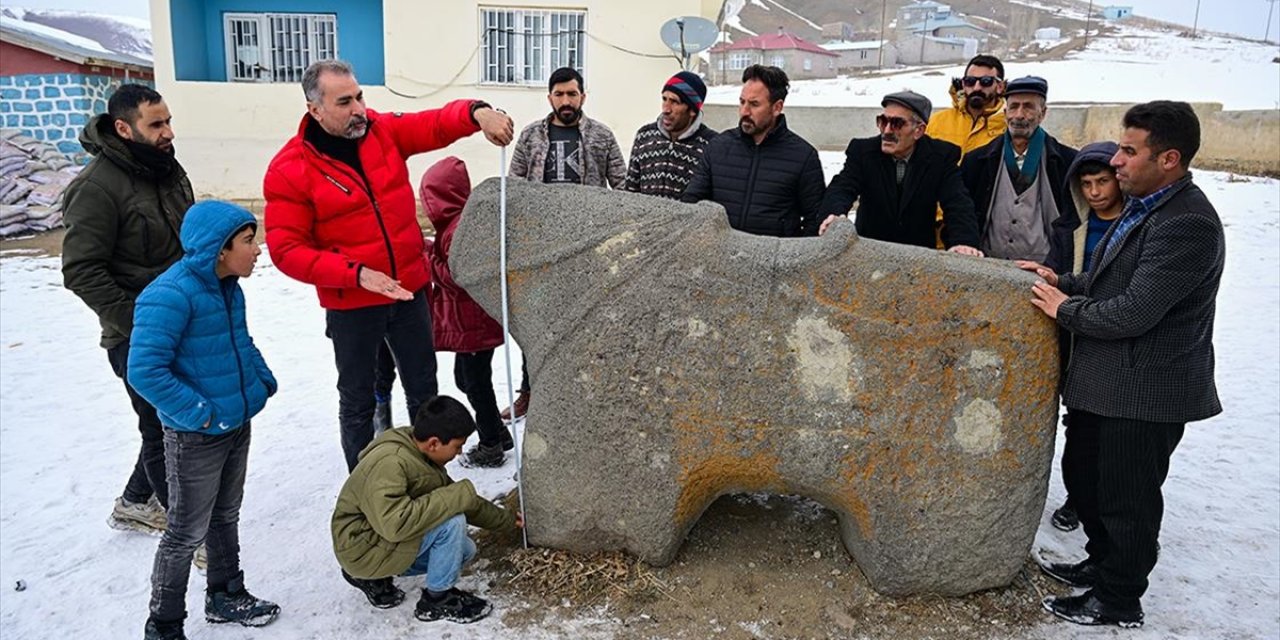 Mahallenin Simgesi Haline Gelen 7 Tonluk At Heykeline Gözleri Gibi Bakıyorlar