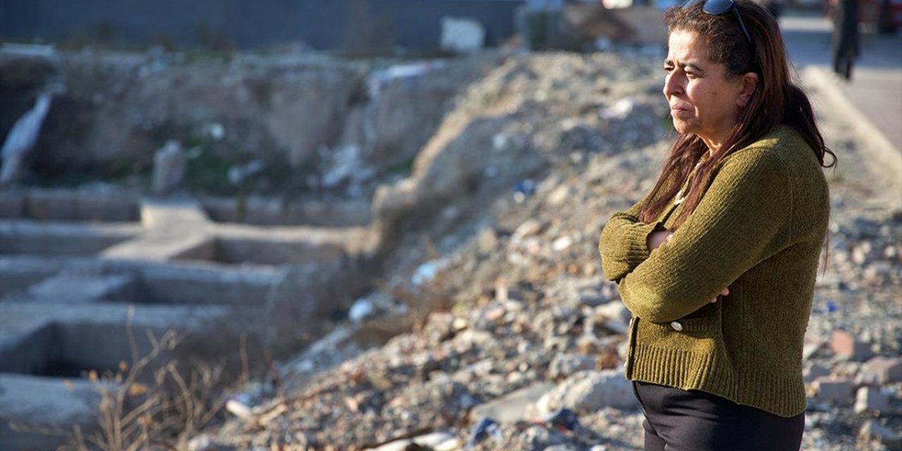 Eşini ve Komşularını Kaybettiği Sitenin Bulunduğu Alandan Ayrılamıyor