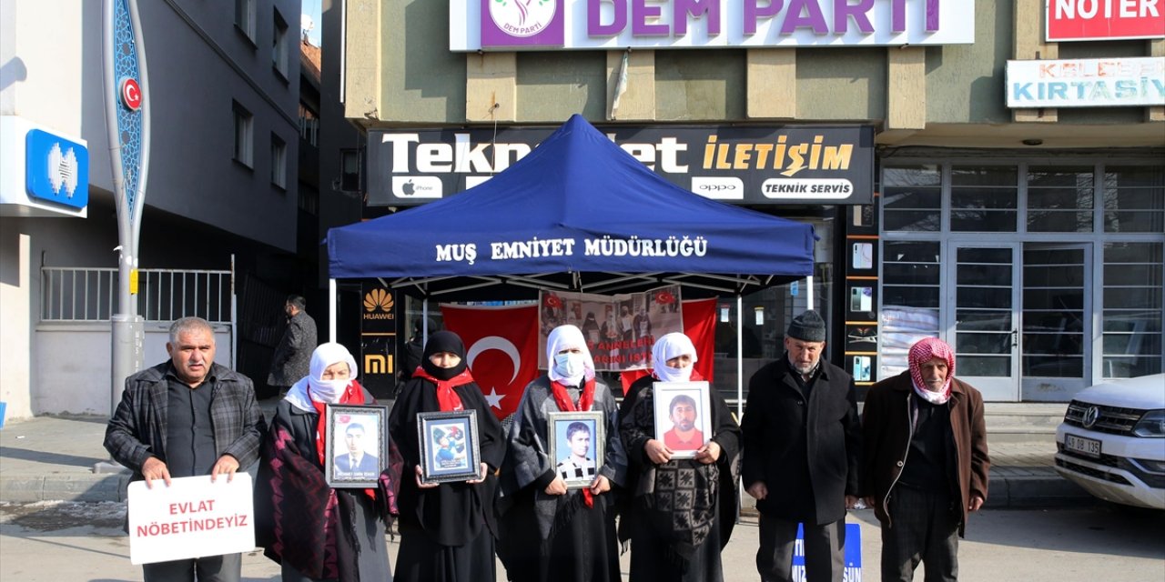 Muşlu Aileler, Dem Parti Önündeki "Evlat Nöbeti"ni Sürdürdü